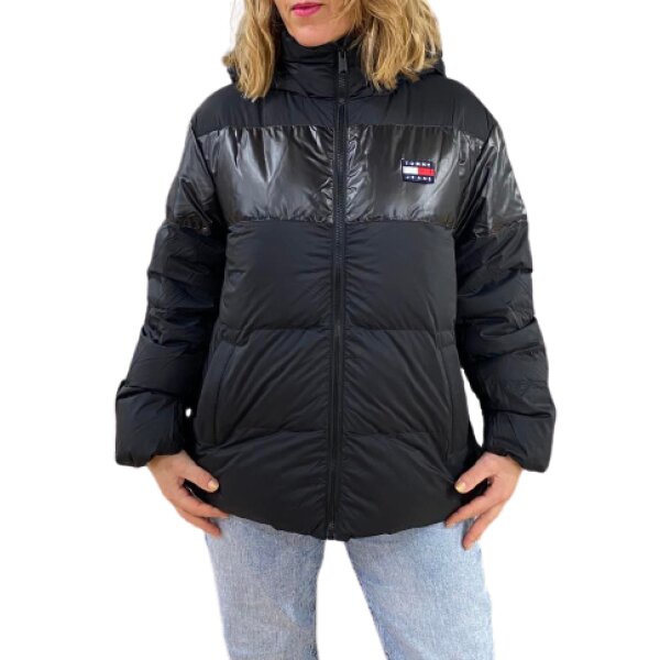 259036682_1888731021333683_1600953960743660048_n-removebg-preview ΓΥΝΑΙΚΕΙΟ ΜΠΟΥΦΑΝ TJM HOOD TONAL COLORBLOCK PUFFER TOMMY JEANS DW0DW11088-BDS ΜΑΥΡΟ - Image 1