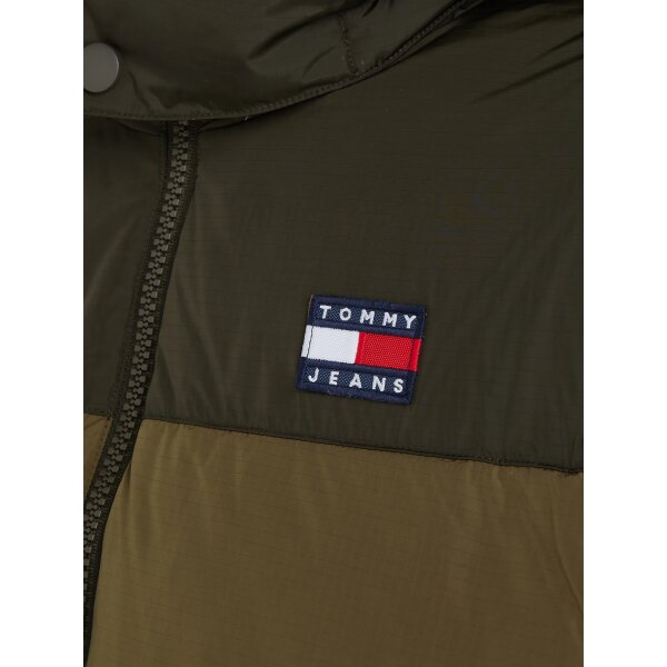 tommy-jeans-mpouphan-poupoulenio-dm0dm17482-prasino-regular-fit-0000302798179 (1) Ανδρικό Μπουφάν TOMMY JEANS DM0DM17482 ALASKA COLORBLOCK PUFFER Λαδί - Image 2