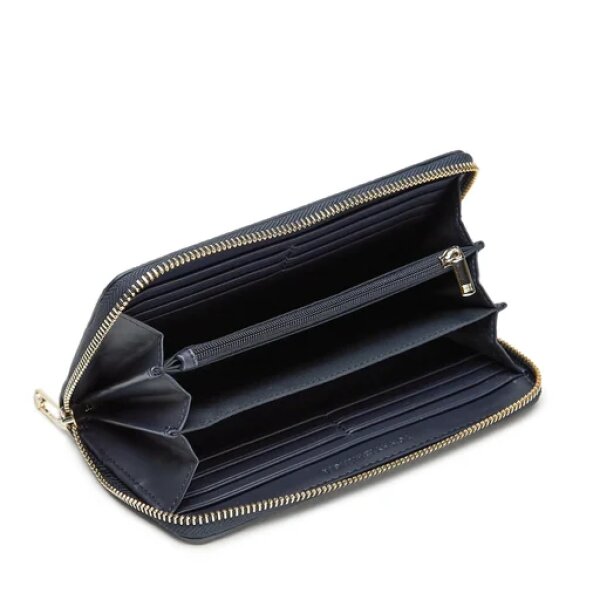megalo-portopholi-gunaikeio-tommy-hilfiger-emblem-aw0aw15181-space-blue-dw6-8720644663608-2 Γυναικείο Πορτοφόλι Μπλέ Tommy Jeans Th Emblem Large Za AW0AW15181-DW6 - Image 3