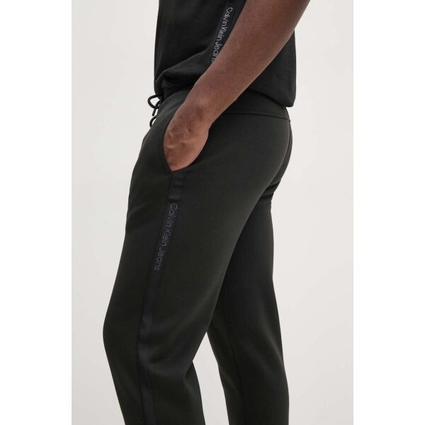 Ανδρικό Παντελόνι Φόρμα CALVIN KLEINLOGO TAPE HWK  J30J326175 Μαύρο - Image 3