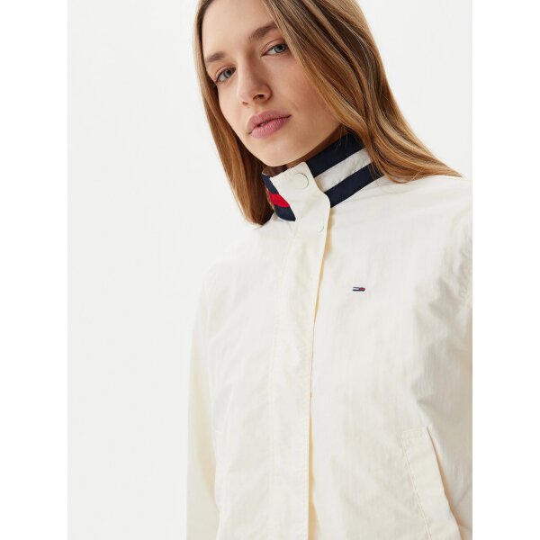 tommy-jeans-mpouphan-metabatiko-essential-dw0dw20439-ekrou-regular-fit-0000304642869 (3) ΓΥΝΑΙΚΕΙΟ ΜΠΟΥΦΑΝ  TJW ESSENTIAL JACKET EXT TOMMY JEANS DW0DW20439-YBH - Image 4