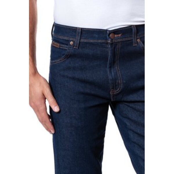 pol_ps_SPODNIE-MESKIE-WRANGLER-TEXAS-STRETCH-DARKSTONE-W121K4009-7325_8 Ανδρικό παντελόνι τζιν TEXAS stretch original regular WRANGLER W121-K4-009 μπλε σκούρο - Image 4