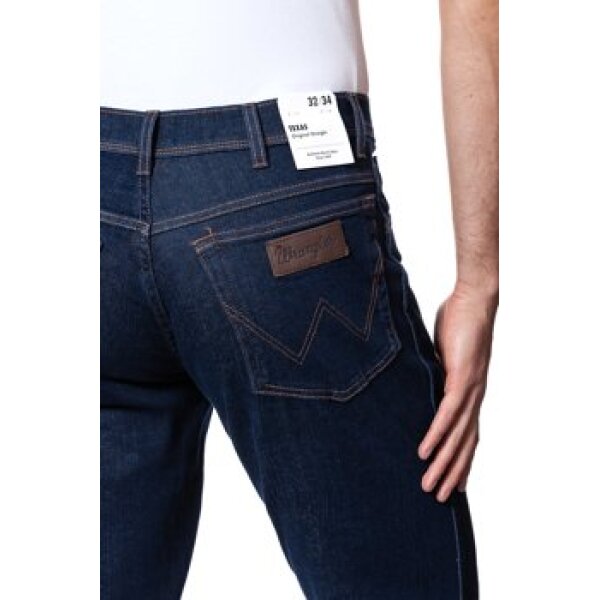 pol_ps_SPODNIE-MESKIE-WRANGLER-TEXAS-STRETCH-DARKSTONE-W121K4009-7325_9 Ανδρικό παντελόνι τζιν TEXAS stretch original regular WRANGLER W121-K4-009 μπλε σκούρο - Image 3