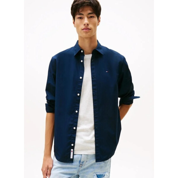 20250910074438_tommy_hilfiger_makrymaniko_poukamiso_mple_dm0dm22026_c1g ΑΝΔΡΙΚΟ ΠΟΥΚΑΜΙΣΟ TJM REG POPLIN SHIRT TOMMY JEANS DM0DM22026-C1G ΜΠΛΕ - Image 1