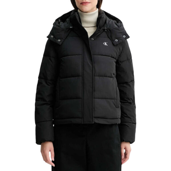 20250910210309_calvin_klein_konto_gynaikeio_puffer_mpoufan_gia_cheimona_mayro_lv047d513g_ub1 ΓΥΝΑΙΚΕΙΟ ΜΠΟΥΦΑΝ MATTE MONOLOGO MW SHORT PUFFER CALVIN KLEIN LV047D513G-UB1 - Image 1