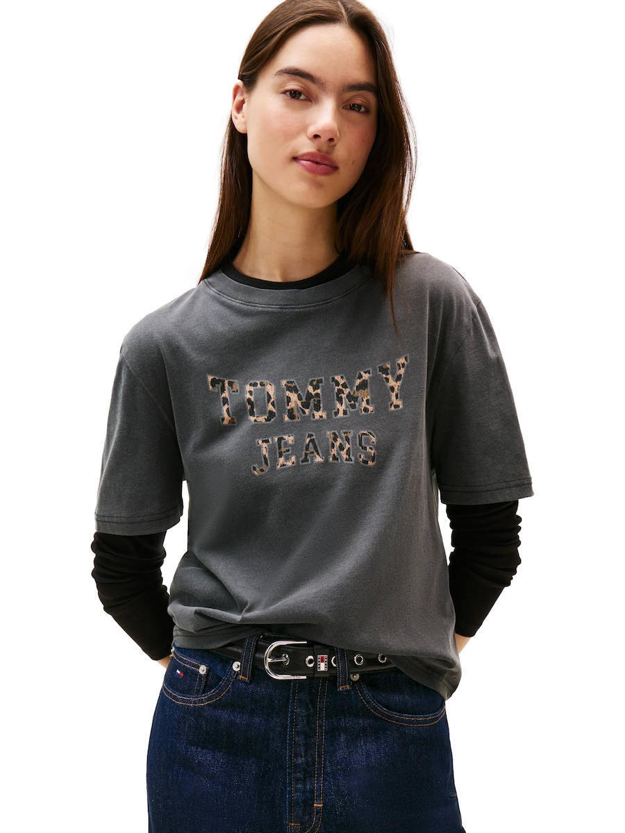 20250912121806_tommy_hilfiger_gynaikeio_t_shirt_animal_print_anthraki_dw0dw21957_bds ΓΥΝΑΙΚΕΙΟ TJW BXY LEOPARD VARSITY TEE TOMMY JEANS DW0DW21957-BDS - Image 1